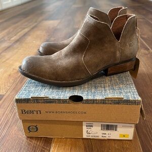 BORN Women's, Kerri Ankle Boot, Taupe Distressed, Size 8.5 Medium(40)